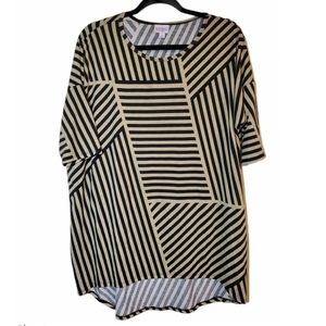 3/$30 💋 LulaRoe Geometric Stripes High-Low Tee